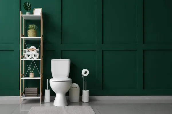 Interior Kamar Kecil Dengan Toilet Mangkuk Unit Rak Dan Dinding — Stok Foto