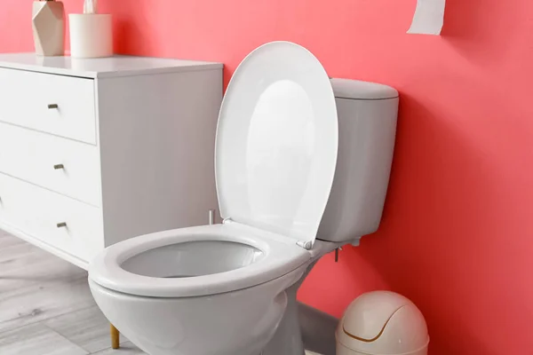 Pembe Duvarlı Modern Tuvaletin Içi — Stok fotoğraf