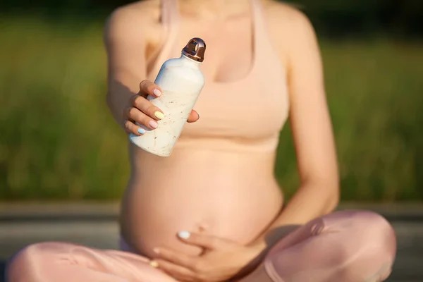 Giovane Donna Incinta Con Bottiglia Acqua Nel Parco Primo Piano — Foto Stock