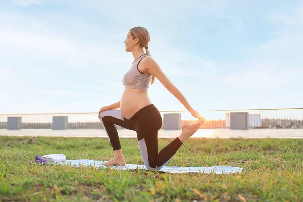 Young Pregnant Woman Practicing Yoga Park — Stock Photo, Image