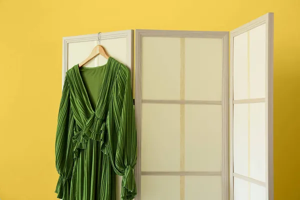 Beige Folding Screen Beautiful Dress Yellow Wall — Stock Photo, Image