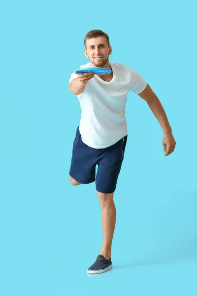 Bonito Jovem Jogando Frisbee Fundo Azul — Fotografia de Stock