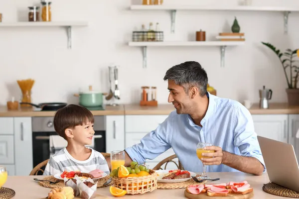 Vader Dineert Met Zijn Zoontje Aan Tafel Keuken — Stockfoto