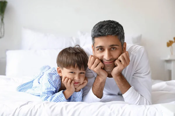 Kleine Jongen Met Zijn Vader Liggend Bed — Stockfoto