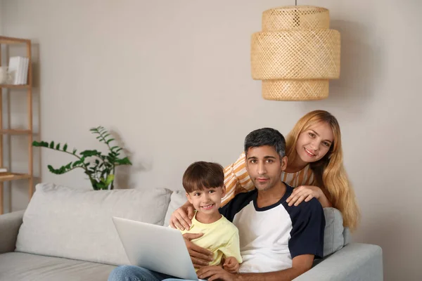Kleine Jongen Zijn Ouders Met Behulp Van Laptop Bank Thuis — Stockfoto