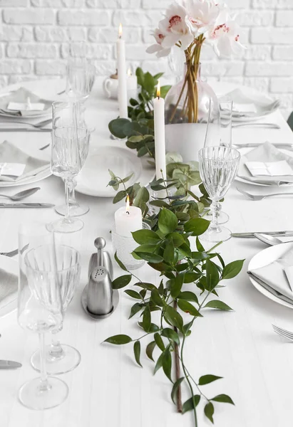 レストランでの燃えるろうそくと結婚式のための美しいテーブル設定 — ストック写真