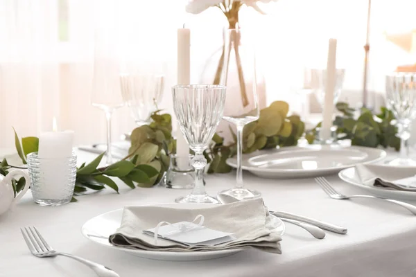 Belo Cenário Mesa Para Celebração Casamento Com Velas Chamas Restaurante — Fotografia de Stock