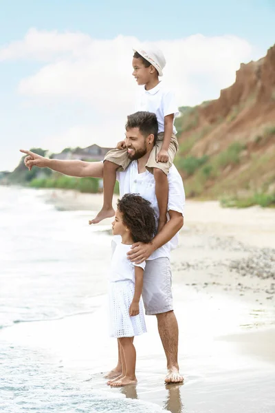 Little Children Father Sea Beach — Stock Photo, Image