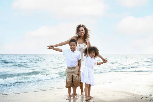 Enfants Afro Américains Avec Mère Sur Plage Mer — Photo