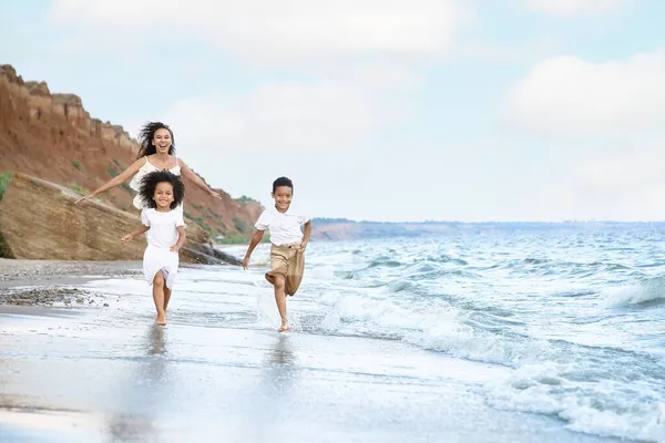 Niños Afroamericanos Con Madre Corriendo Playa Del Mar — Foto de Stock