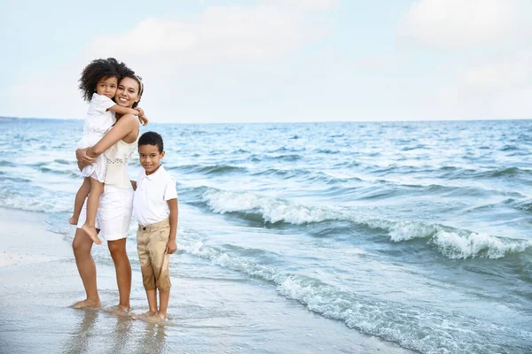 Niños Afroamericanos Con Madre Playa Del Mar — Foto de Stock