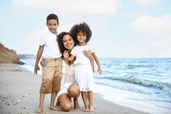 Anneleri Deniz Sahilinde Olan Afro Amerikalı Çocuklar — Stok fotoğraf