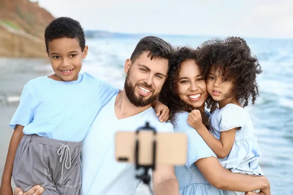 Felice Famiglia Prendendo Selfie Sulla Spiaggia Mare — Foto Stock