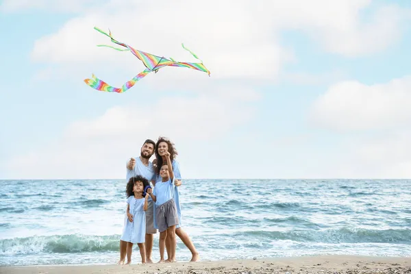 Mutlu Aile Uçurtması Deniz Sahilinde — Stok fotoğraf