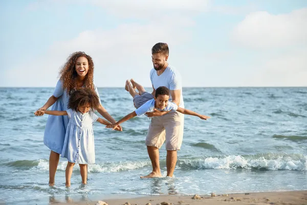Mutlu Aile Deniz Plaj — Stok fotoğraf