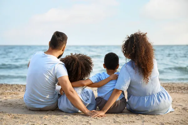 Famiglia Felice Sulla Spiaggia Mare — Foto Stock