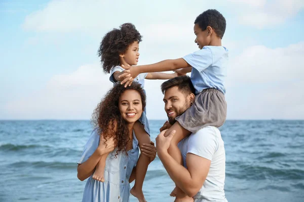 Familia Feliz Playa Del Mar — Foto de Stock