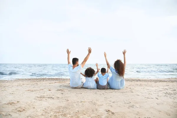 幸福的家庭 在海滩上 — 图库照片