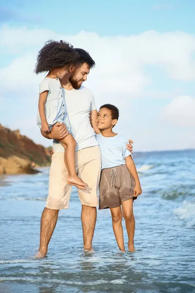 Crianças Com Pai Praia Mar — Fotografia de Stock