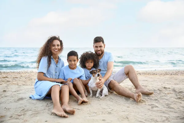 Família Feliz Com Cão Praia Mar — Fotografia de Stock