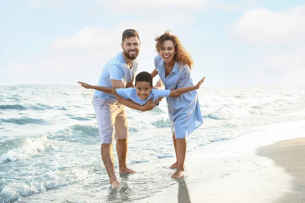 Gelukkige Familie Zee Strand — Stockfoto