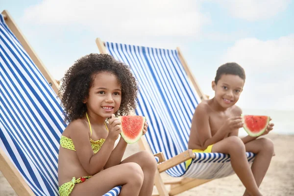 Niños Afroamericanos Comiendo Sandía Playa Del Mar — Foto de Stock