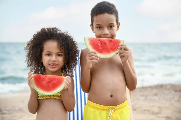 Niños Afroamericanos Comiendo Sandía Playa Del Mar — Foto de Stock