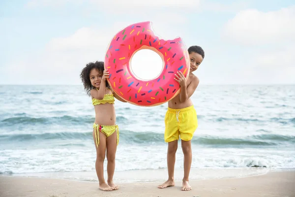 Niños Afroamericanos Con Anillo Inflable Playa Mar — Foto de Stock