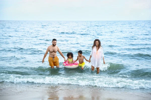 Feliz Família Nadando Mar — Fotografia de Stock