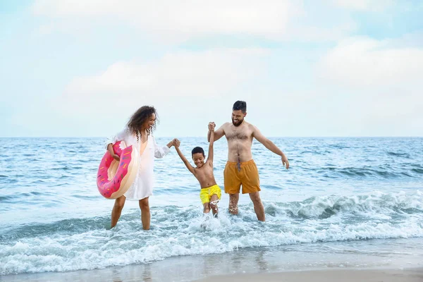 Deniz Kıyısında Şişme Yüzüklü Mutlu Bir Aile — Stok fotoğraf