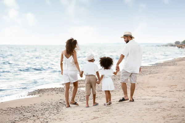 Mutlu Bir Aile Deniz Kıyısında Yürüyor — Stok fotoğraf