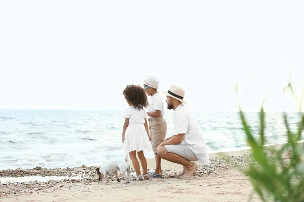 Küçük Çocuklar Babaları Deniz Kıyısında — Stok fotoğraf