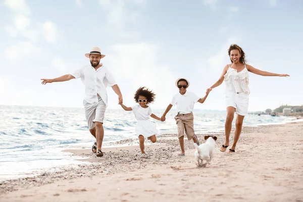 Familia Feliz Corriendo Playa Del Mar — Foto de Stock