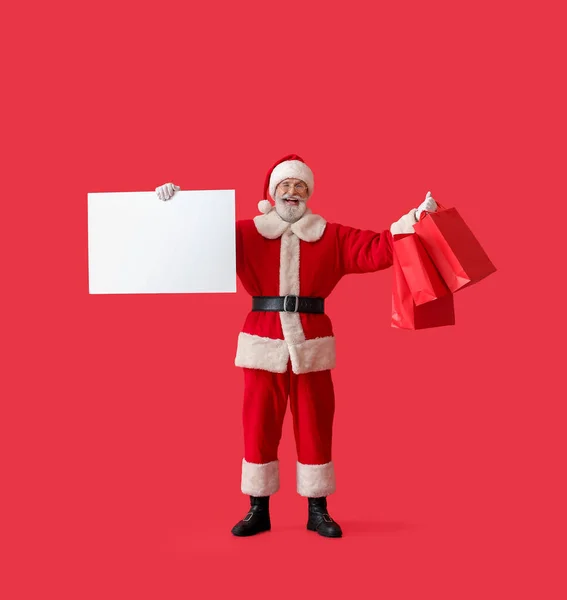 Święty Mikołaj Pustym Plakatem Torbami Zakupy Tle Koloru — Zdjęcie stockowe
