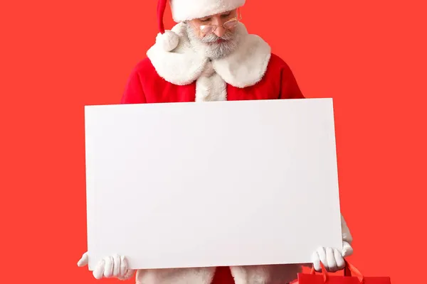 Papai Noel Com Cartaz Branco Sobre Fundo Cor — Fotografia de Stock