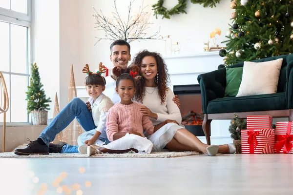 Família Feliz Com Crianças Celebrando Natal Casa — Fotografia de Stock