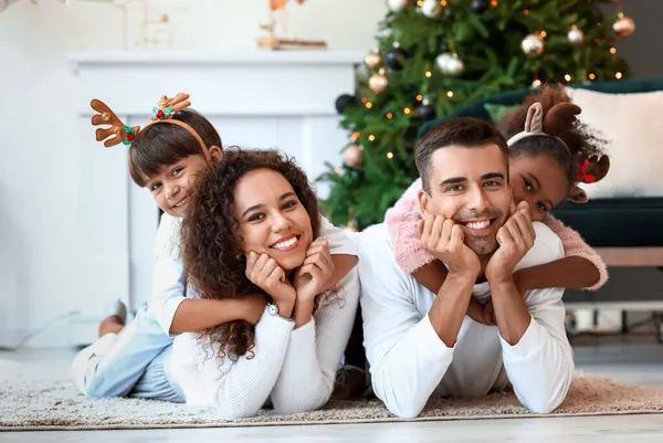 Família Feliz Com Crianças Celebrando Natal Casa — Fotografia de Stock