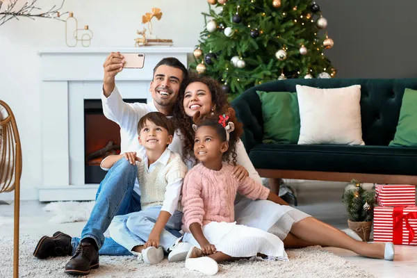 Lycklig Familj Med Barn Som Tar Selfie Hemma Julafton — Stockfoto