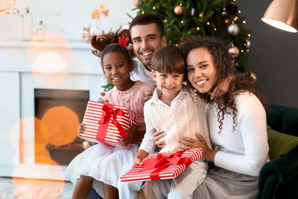 Lyckliga Föräldrar Och Deras Små Barn Med Julklappar Hemma — Stockfoto