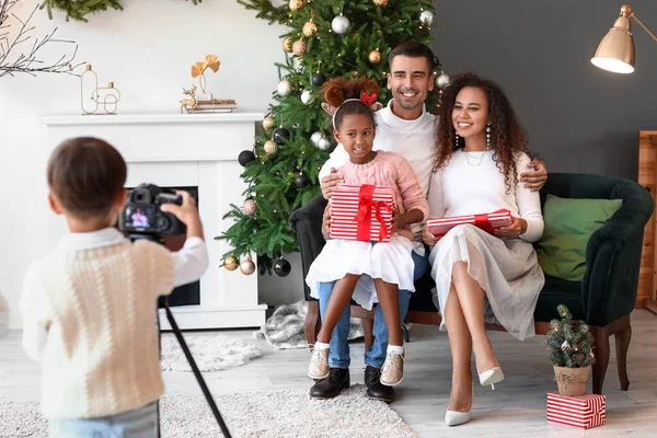 Menino Tirando Fotos Sua Família Casa Véspera Natal — Fotografia de Stock