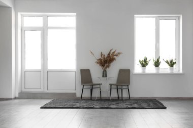 Sandalyeli şık bir oda.