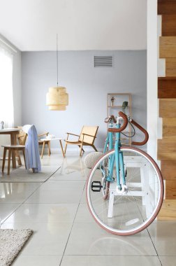 Modern bisikletiyle oturma odasının içi rahattır.