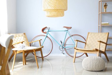 Modern bisikletiyle oturma odasının içi rahattır.