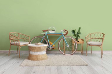 Modern bisikletiyle oturma odasının içi rahattır.