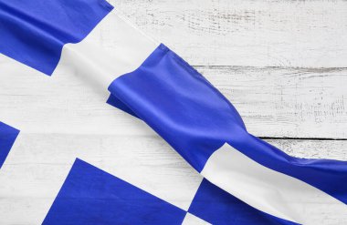 Beyaz ahşap zemin üzerinde ulusal Yunanistan bayrağı