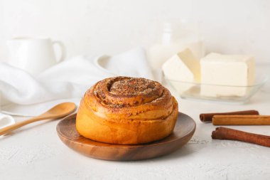 Beyaz arkaplanda lezzetli tarçınlı rulo