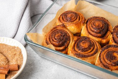 Hafif arka planda lezzetli tarçınlı fırın yemeği, yakın plan.