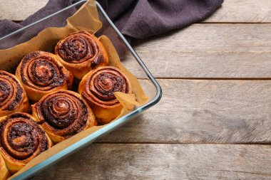 Ahşap arka planda lezzetli tarçınlı fırın yemeği, yakın plan.
