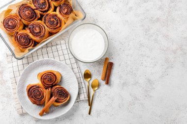 Hafif arka planda lezzetli tarçınlı yemek ve tabak.