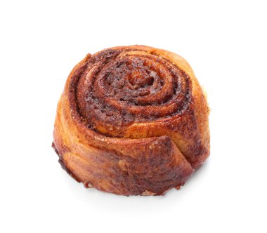 Beyaz arka planda lezzetli tarçınlı rulo